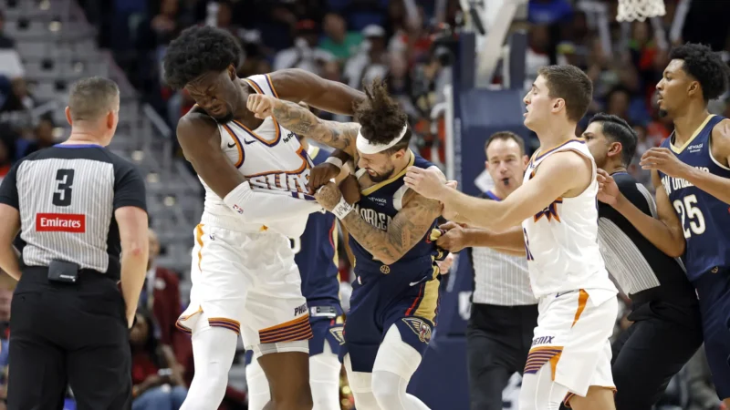 Jogadores da NBA trocam socos em jogo entre Pelicans e Suns