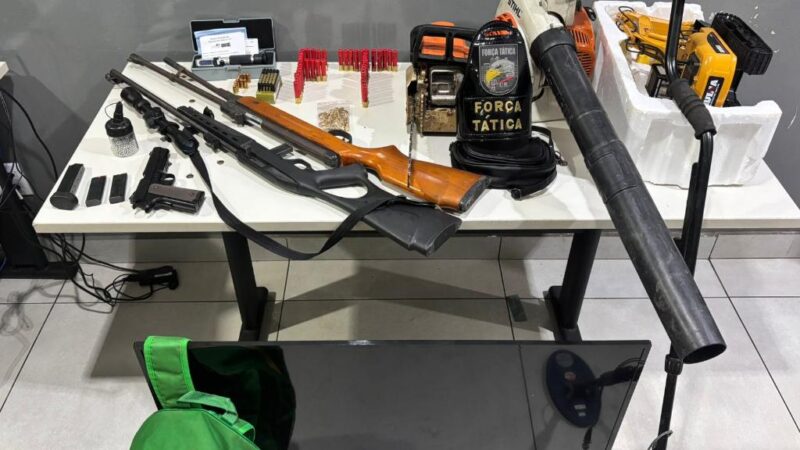 Força Tática prende homem e recupera armas e produtos roubados de chácara