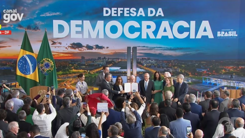 Lula encerra ato em memória do 8 de janeiro com veto ao PL da Dosimetria