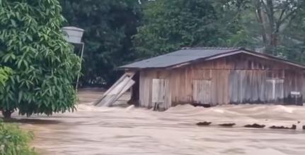 Vídeo – Enchente derruba ponte e arrasta casa de madeira no interior