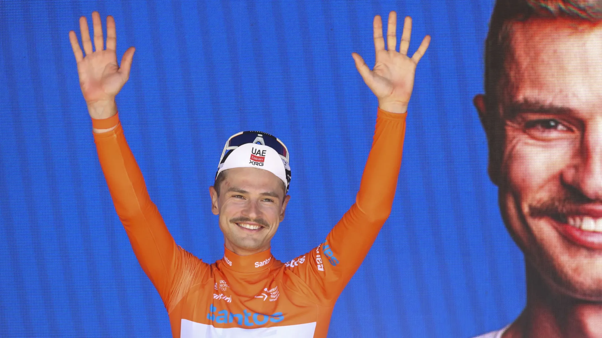 Ciclista Jay Vine sofrea fratura no pulso após se chocar com canguru