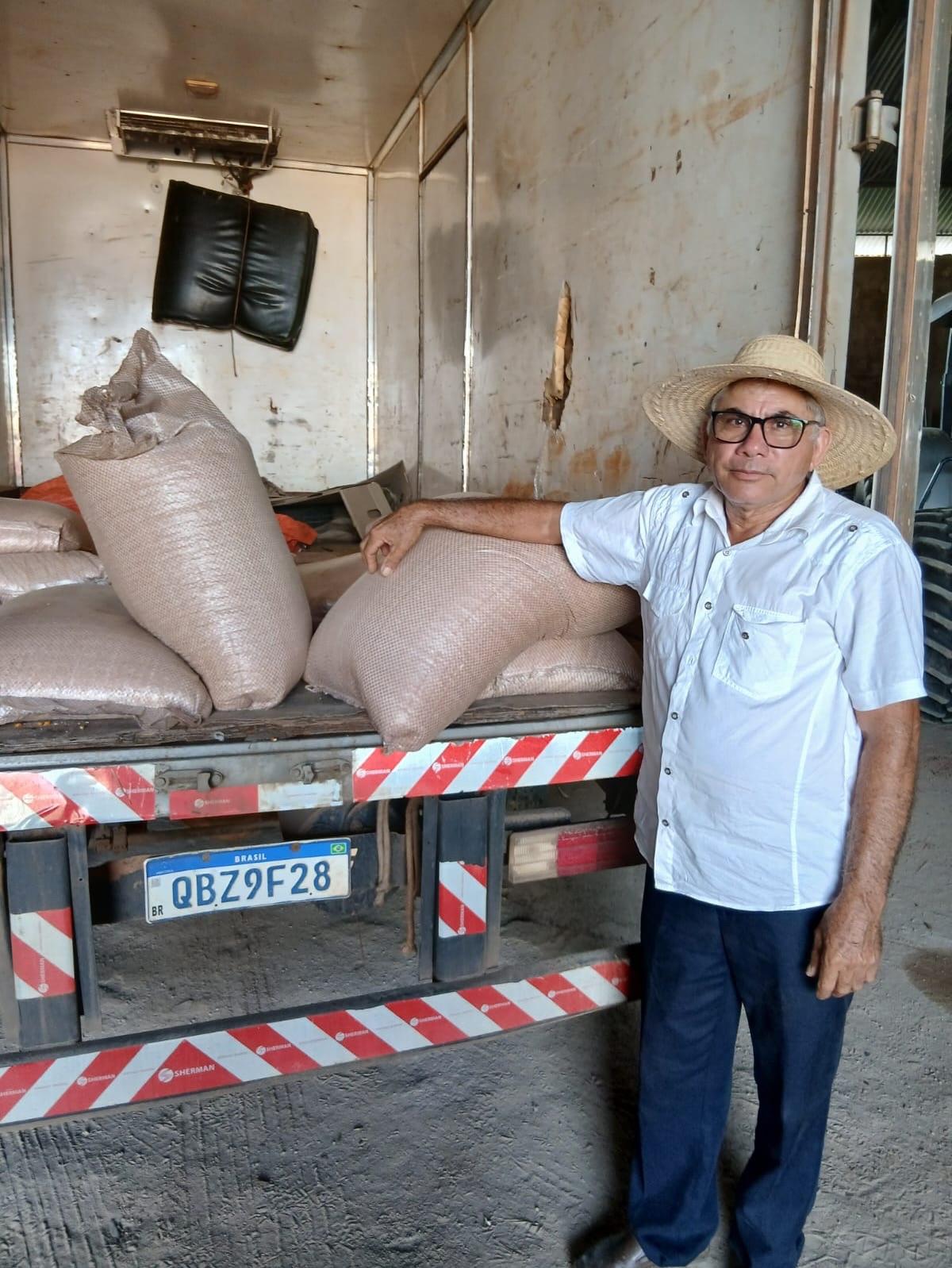 Secretaria de Agricultura distribui quase 2 toneladas de sementes de milho crioulo em Peixoto de Azevedo