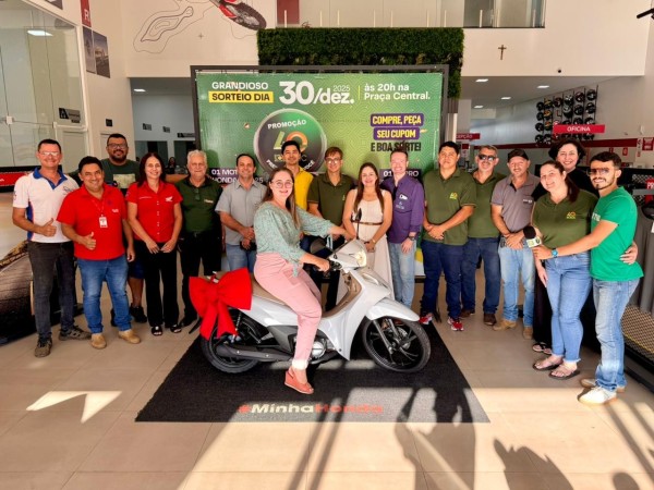 Associação Comercial realiza entrega da moto sorteada na promoção ACIC 40 anos