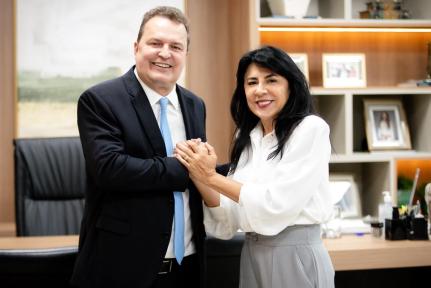 Prefeita de Cáceres anuncia mudança para o Podemos junto a deputado