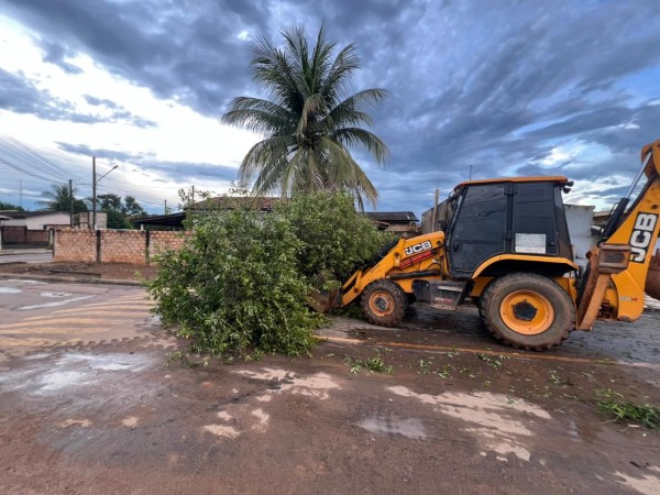 Após tempestade que causou estragos, prefeitura atuou em conjunto com Defesa Civil