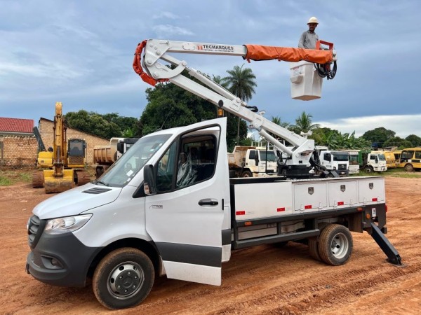 Colíder recebe veículo com cesto aéreo para fortalecer serviços de infraestrutura