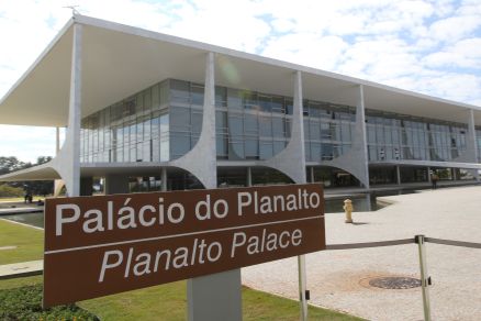 Governo faz reunião de emergência; situação é tranquila na fronteira