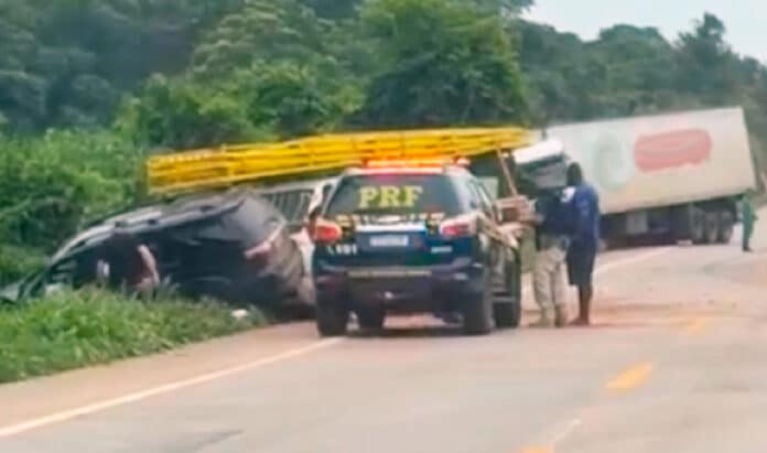Carretas, caminhão e caminhonete se envolvem em acidente na BR-163 em Sinop