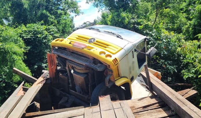Ponte quebra em Mato Grosso e caminhão cai em rio