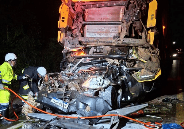 Caminhonete fica prensada entre carretas em rodovia de Mato Grosso; mulher morre