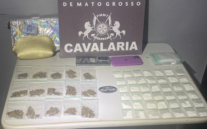 Cavalaria da PM prende dupla por tráfico de drogas e apreende 57 porções de entorpecentes