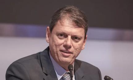 Moraes autoriza Tarcísio a visitar Jair Bolsonaro na Papudinha na quinta-feira