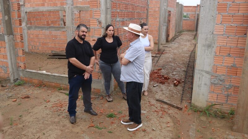 Obras da UBS Nico Baracat avançam e chegam a 30%; prefeito de Sinop vistoria trabalhos