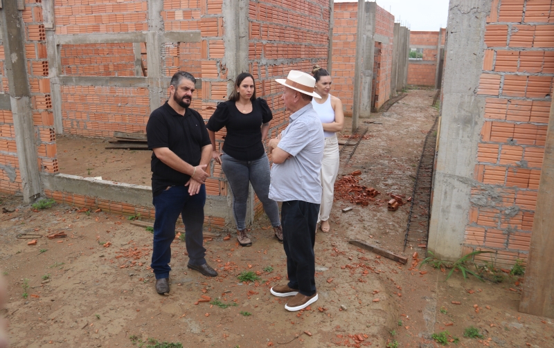 Obras da UBS Nico Baracat avançam e chegam a 30%; prefeito de Sinop vistoria trabalhos