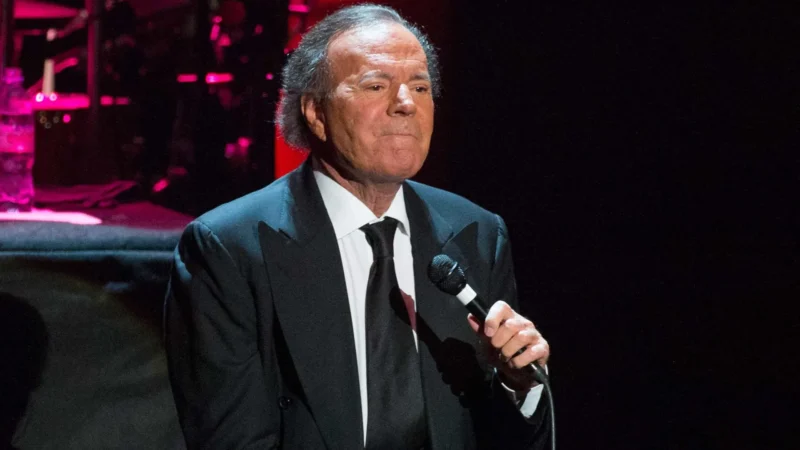 Julio Iglesias é acusado de agressão sexual por ex-funcionárias