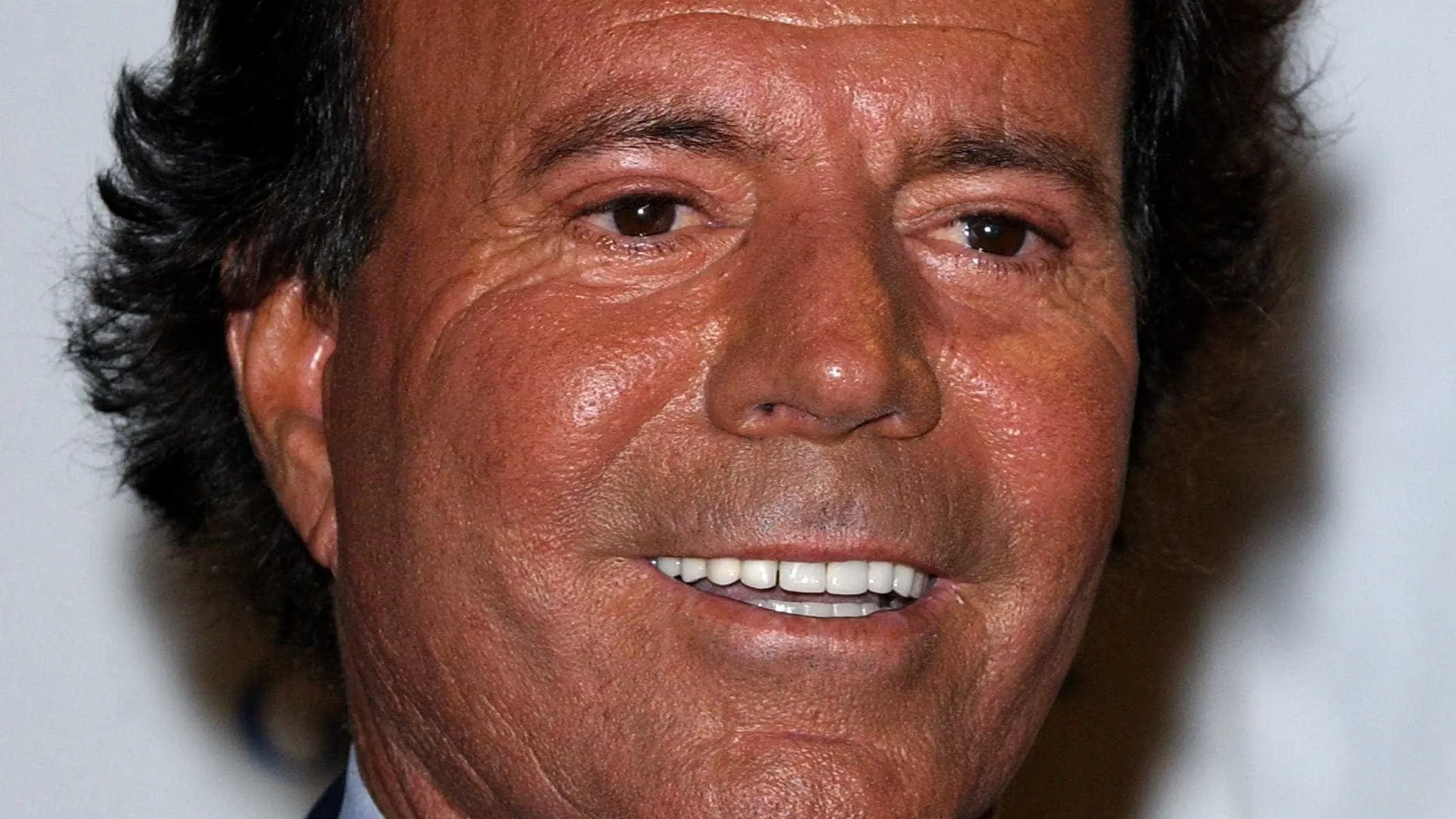 Julio Iglesias reage às acusações de abuso sexual e prepara defesa