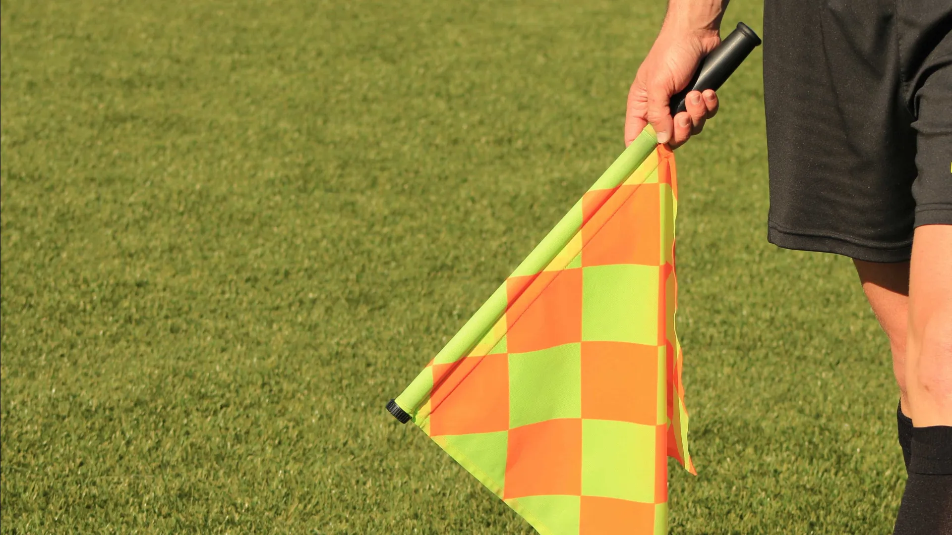 FPF afasta árbitro e auxiliar que confirmaram gol irregular do Palmeiras