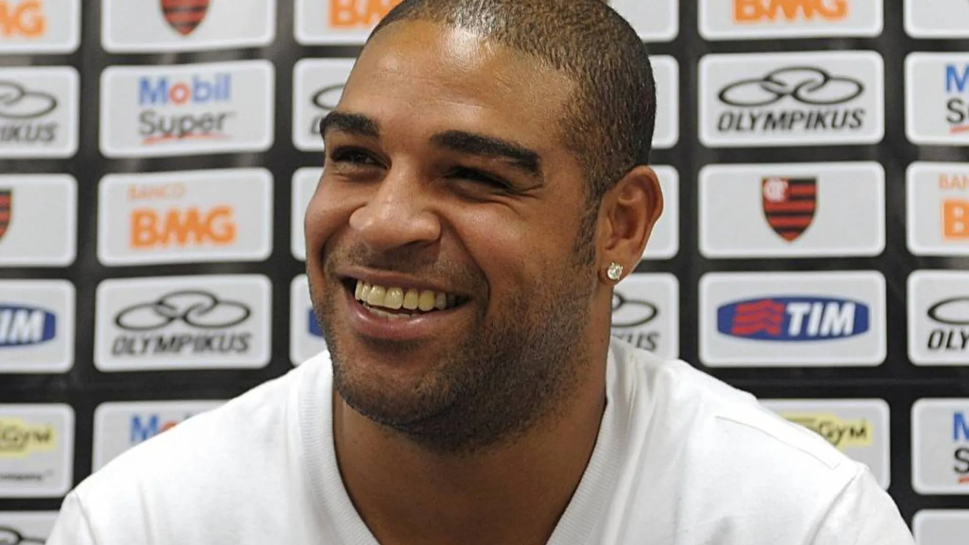 Adriano Imperador diz que mãe perdeu R$ 15 mil em golpe e dá ultimato a criminoso