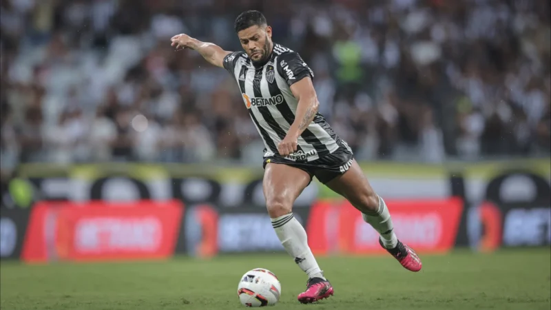 Após encerrar conversas por Hulk, Atlético-MG negocia com meia e atacante