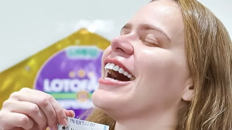 Processada pela Caixa, ex-BBB Paulinha Leite acerta quina na Mega da Virada