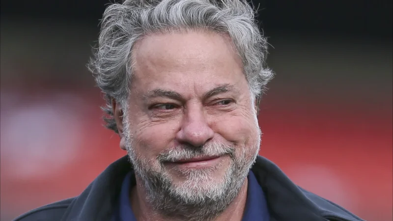 Sob suspeita de desvios e fragilizado, Casares encara votação de impeachment