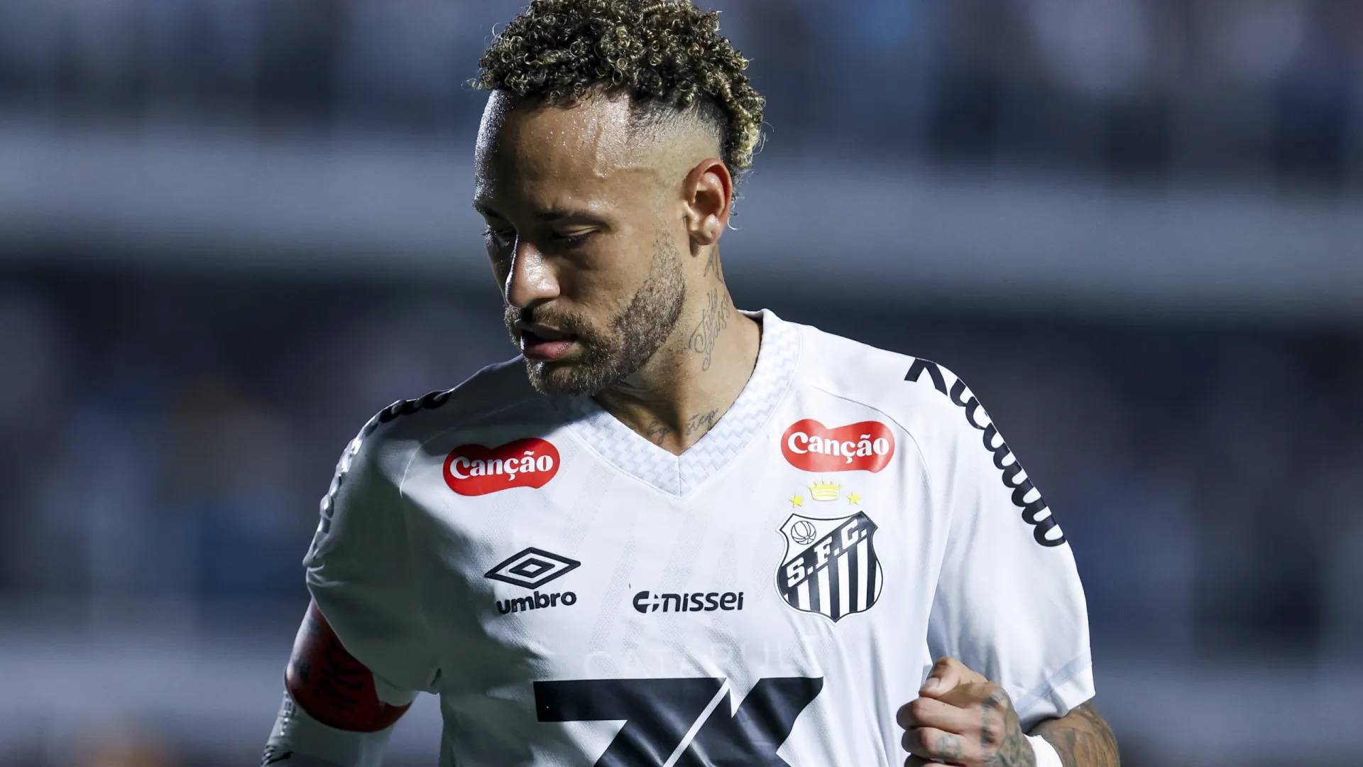 Neymar renova com o Santos até o fim de 2026