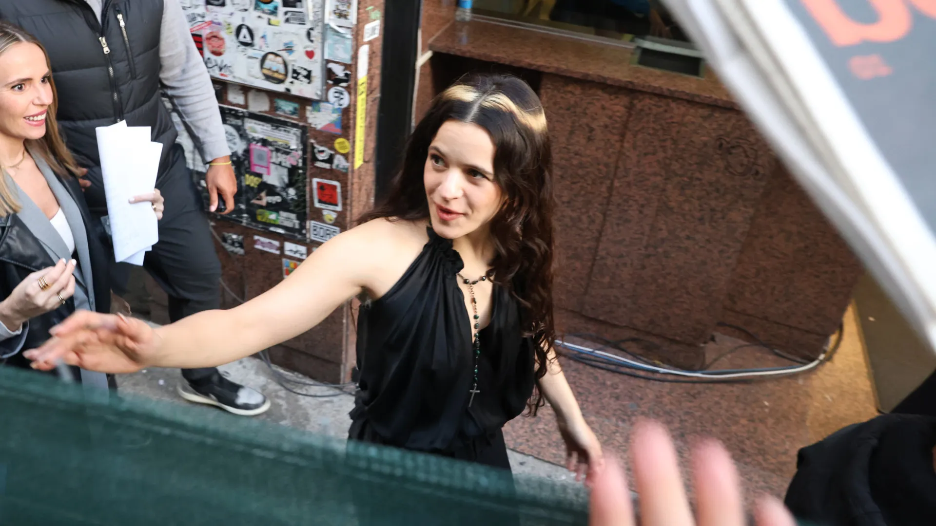 Rosalía posta foto chorando ao se despedir do Rio de Janeiro