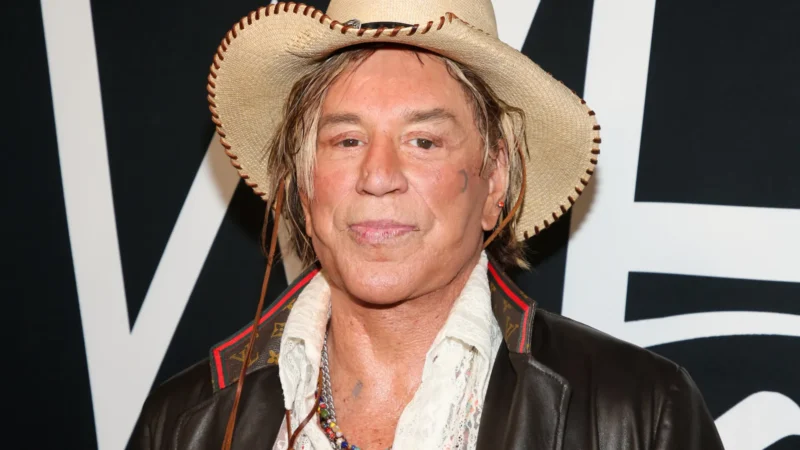 Mickey Rourke reclama de vaquinha e diz que nunca pediria dinheiro a fãs
