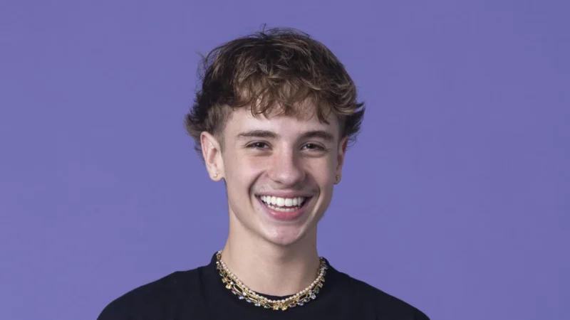 Juliano Floss conta que passou a fazer xixi sentado e causa debate entre confinados do BBB 26