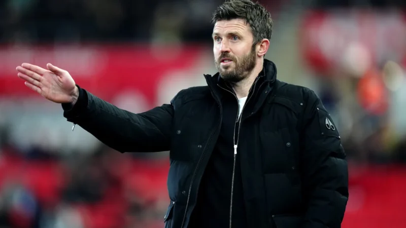 Manchester United acerta Michael Carrick como técnico interino