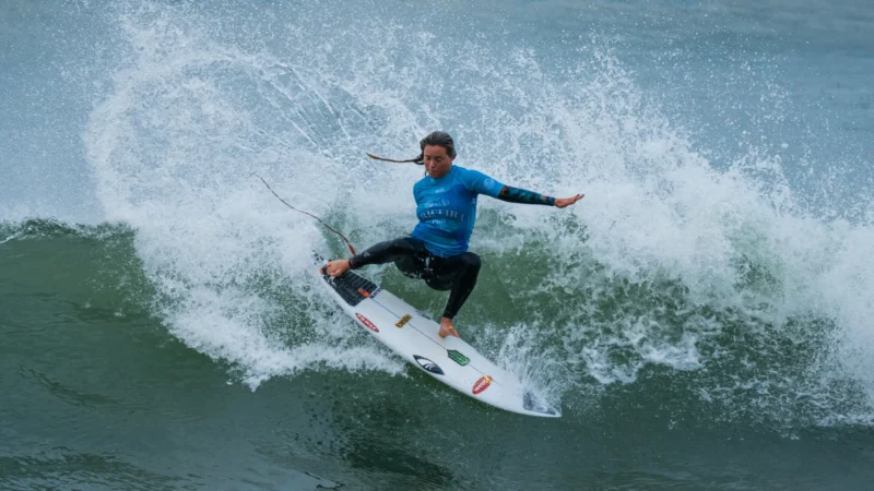 Brasileira é atingida por água-viva em eliminação do Mundial Júnior de Surfe