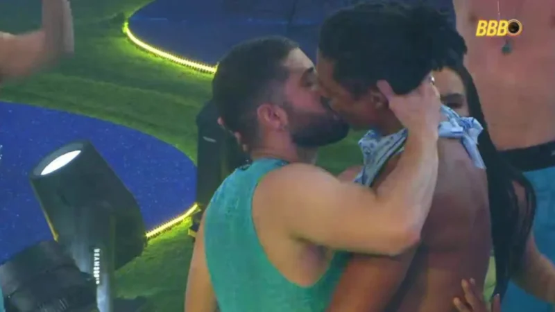 Breno e Marcelo protagonizam primeiro beijo do BBB 26
