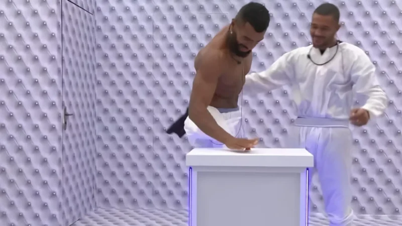 Ricardo aperta botão e desiste do quarto branco durante a madrugada