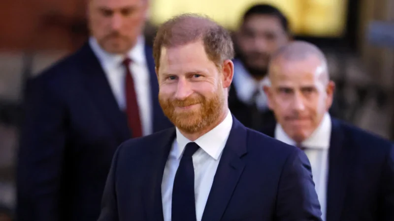 Harry comparece ao primeiro dia de julgamento contra tabloides em Londres