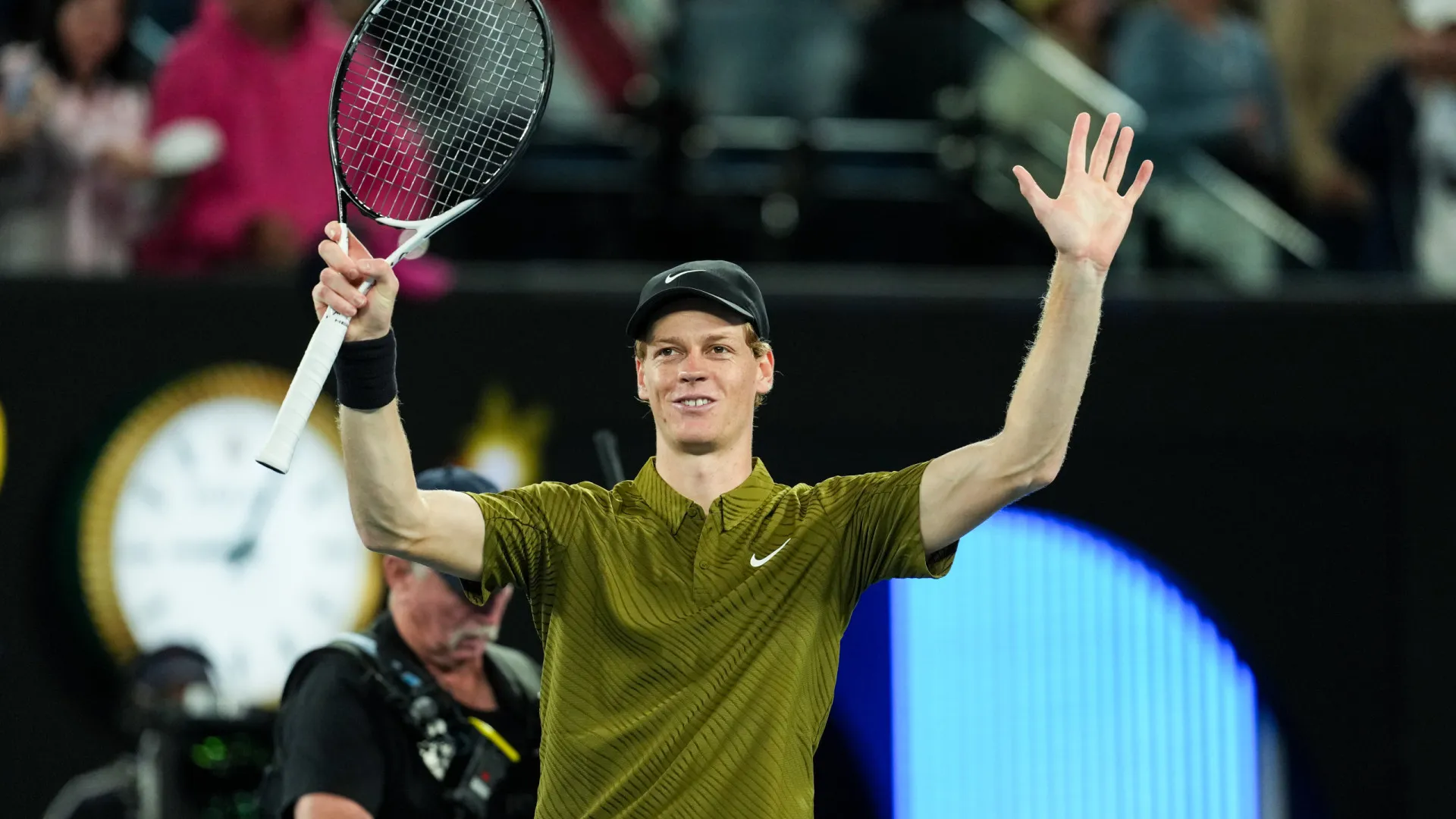 Sinner vence e encara algoz de João Fonseca no Australian Open; Djokovic avança e mira recorde