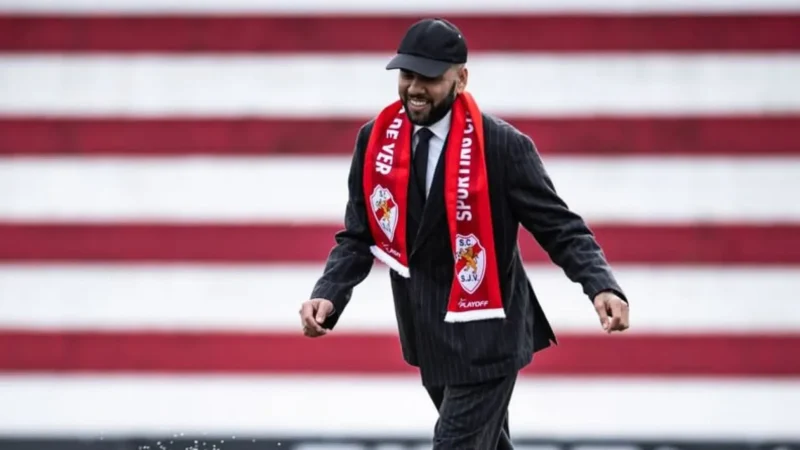 Após comprar clube, Dani Alves pondera retornar aos gramados em Portugal