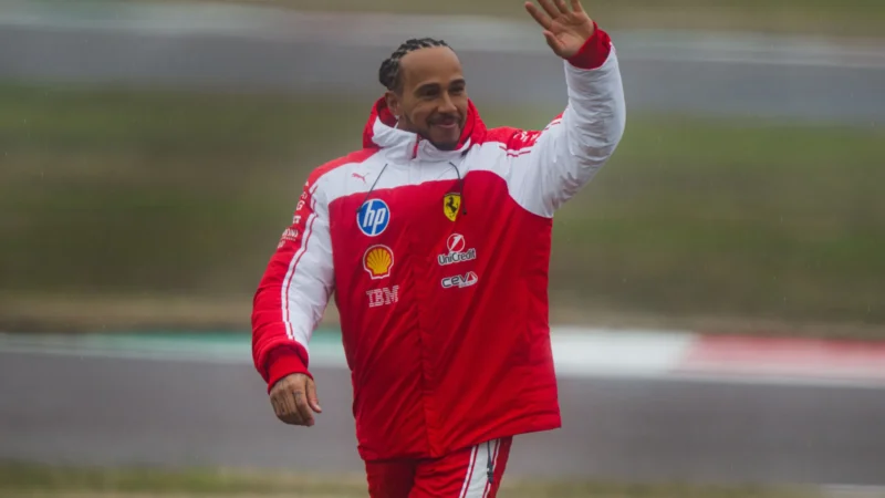 Hamilton prevê recomeço na Ferrari após temporada desastrosa: ‘Reacende a chama’