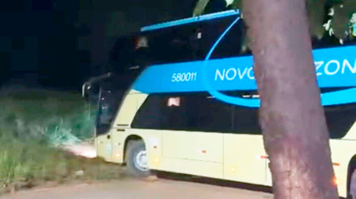 Ônibus desgovernado sem motorista atravessa rodovia de ré e bate em casa no Nortão