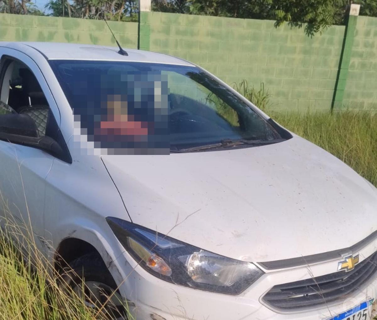 Homem é assassinado e deixado com mãos amarradas dentro de carro em estrada de Cuiabá