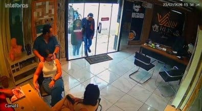 Câmeras flagram assalto a joalheria e roubo de carro na região central de Cuiabá