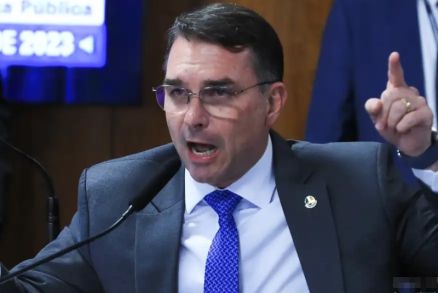 Justiça suspende remoção de post de Flávio sobre PT