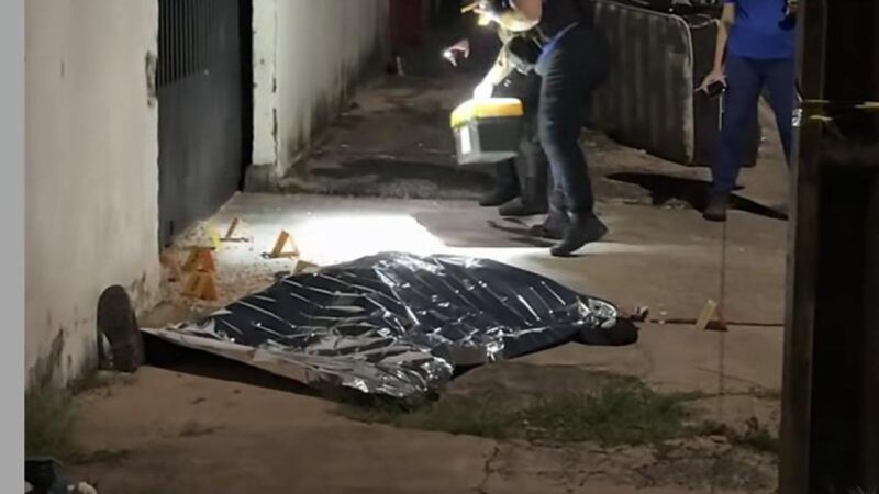 Homem é assassinado a tiros na porta de casa e polícia acha arma na moto da vítima