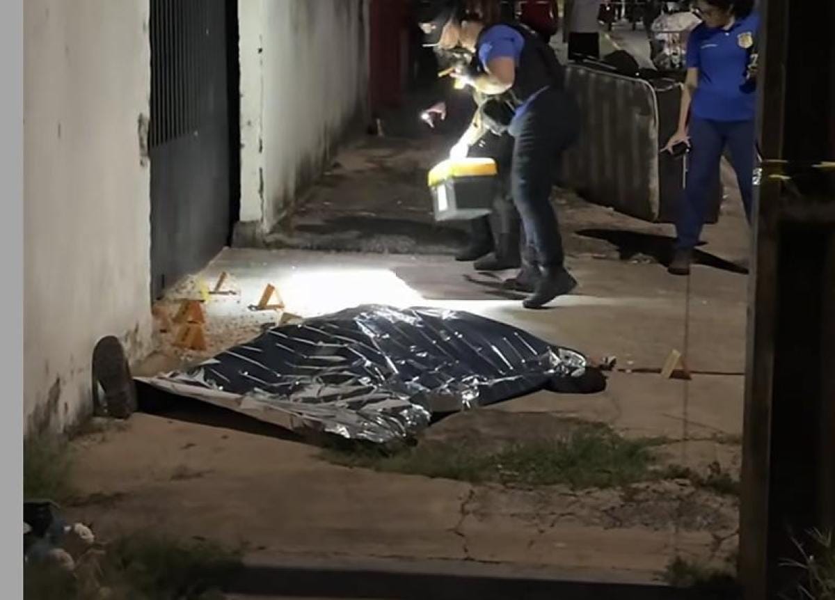 Homem é assassinado a tiros na porta de casa e polícia acha arma na moto da vítima