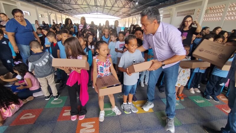 Prefeito Paulistinha entrega kits escolares e acompanha investimentos na educação municipal