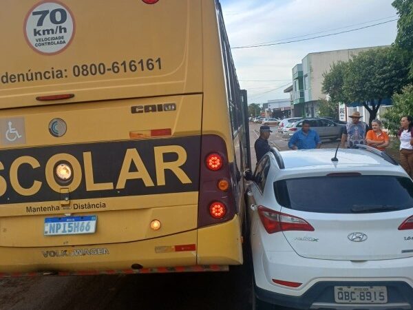 Colíder: Ônibus escolar abalroa carro estacionado em frente a escola