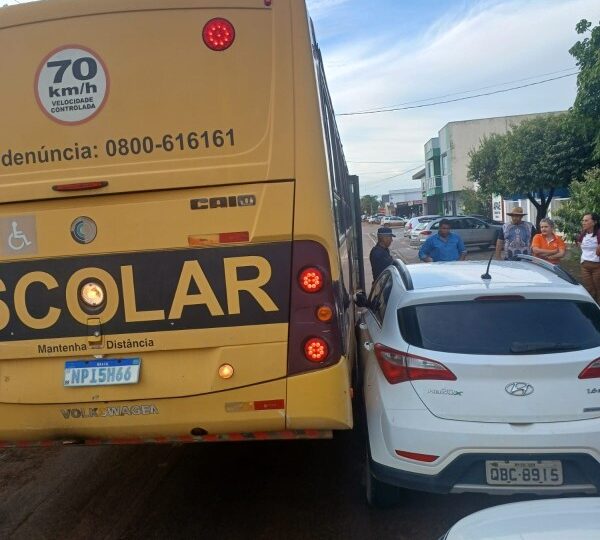 Colíder: Ônibus escolar abalroa carro estacionado em frente a escola