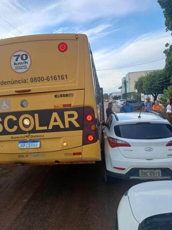 Colíder: Ônibus escolar abalroa carro estacionado em frente a escola