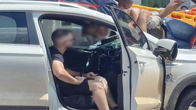 Motociclista é arremessado após colisão e fica com a cabeça presa no para-brisa de SUV