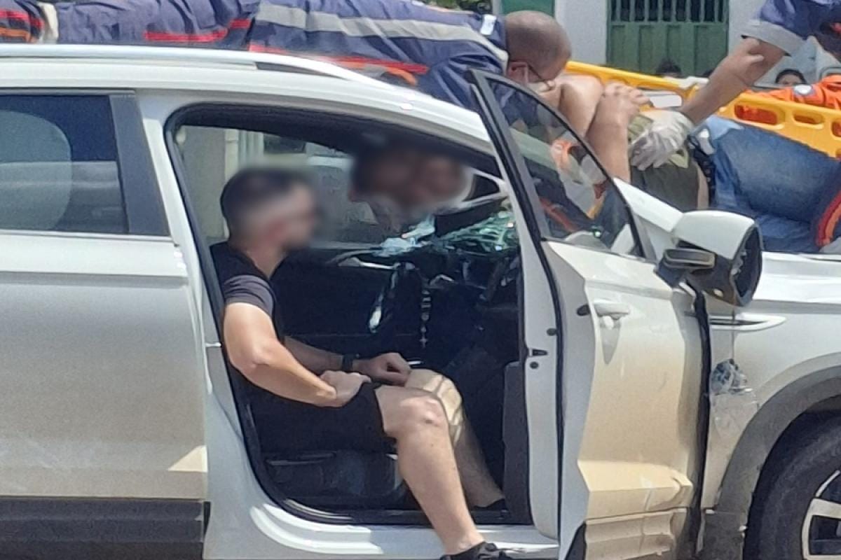 Motociclista é arremessado após colisão e fica com a cabeça presa no para-brisa de SUV