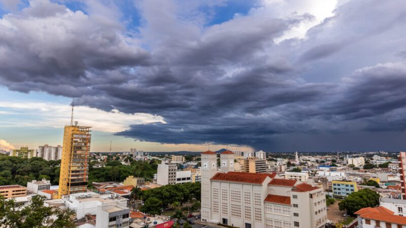 Prefeito pede que população deixe áreas de risco durante tempestade em Cuiabá; vídeo
